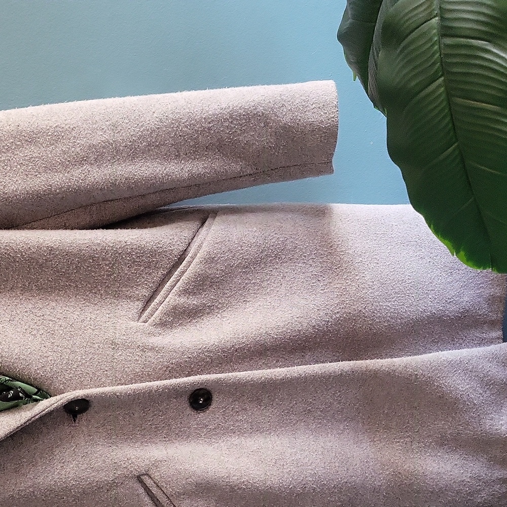 Elegant Grey Coat. - Picture 3 of 4
